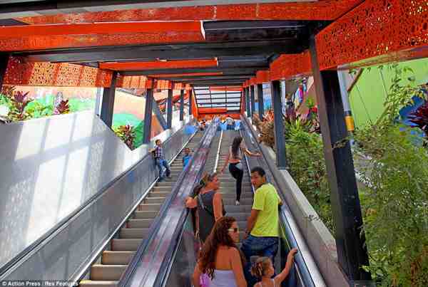 Medellin_escalator_2