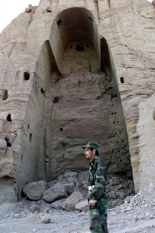 Αφγανός στρατιώτης στέκεται κάτω από το σημείο όπου κάποτε έστεκε το άγαλμα του Βούδα (2002)