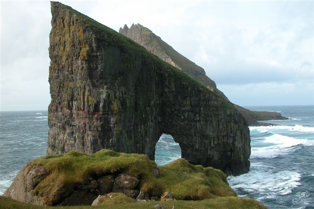 Drangarnir_and_Tindholmur,_Faroe_Islands (1)