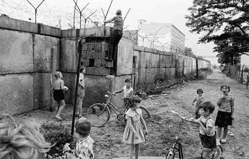 children_playing_at_the_berlin_wall_1963_7