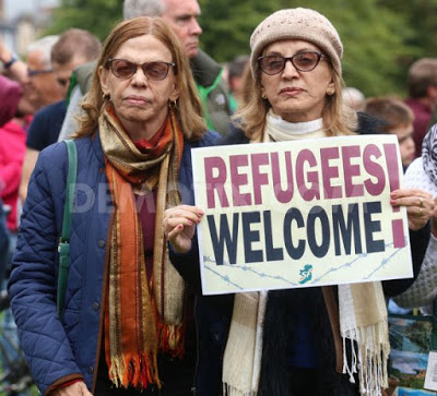 1441674375-belfast-holds-refugees-welcome-vigil_8489219