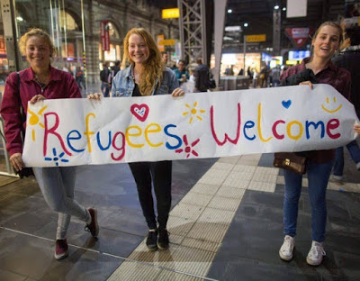 girls-welcome-refugees-1-667x521