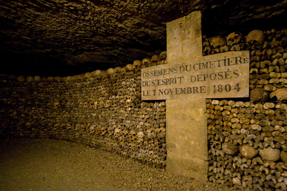 paris-catacombs-skull-wall