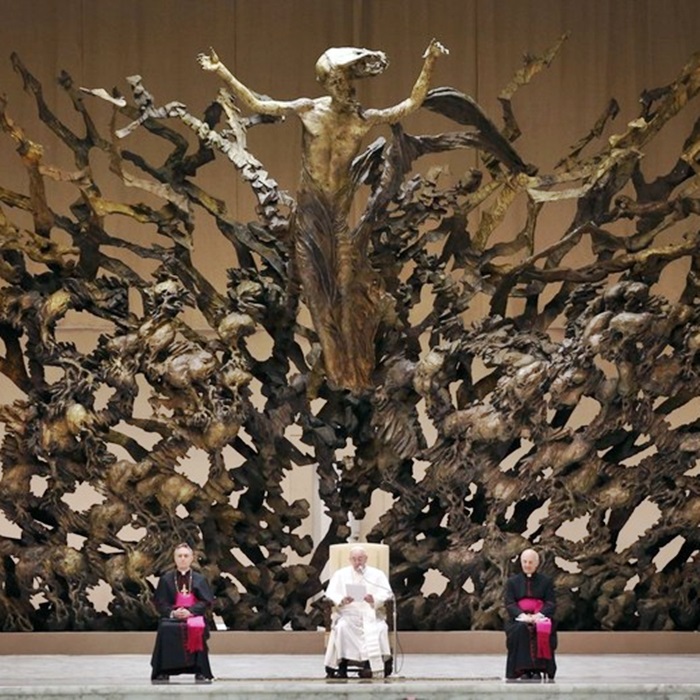 Pope Francis I is flanked by Swiss Guards as he sits under a wooden sculpture in the Paul VI general audience hall during an audience for members of the media, at the Vatican March 16, 2013. REUTERS/Paul Hanna (VATICAN - Tags: RELIGION)
