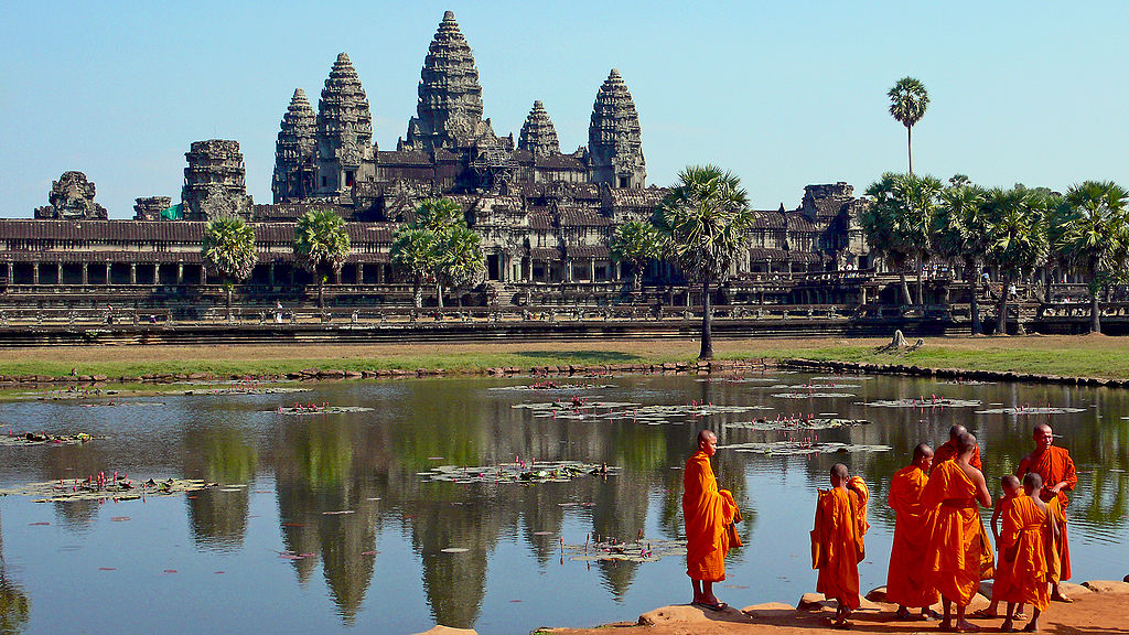 1024px-Buddhist_monks_in_front_of_the_Angkor_Wat